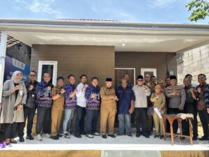 APERSI Malang Raya Kolaborasi dengan Pemkab Malang dan PT Varia Usaha Beton Gelar Program Bedah Rumah di Pakis
